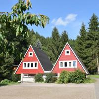 Fotografie einer roten Rennsteigwanderhütte mit doppeltem Spitzdach im Wald.