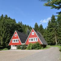 Fotografie einer roten Rennsteigwanderhütte mit doppeltem Spitzdach im Wald.